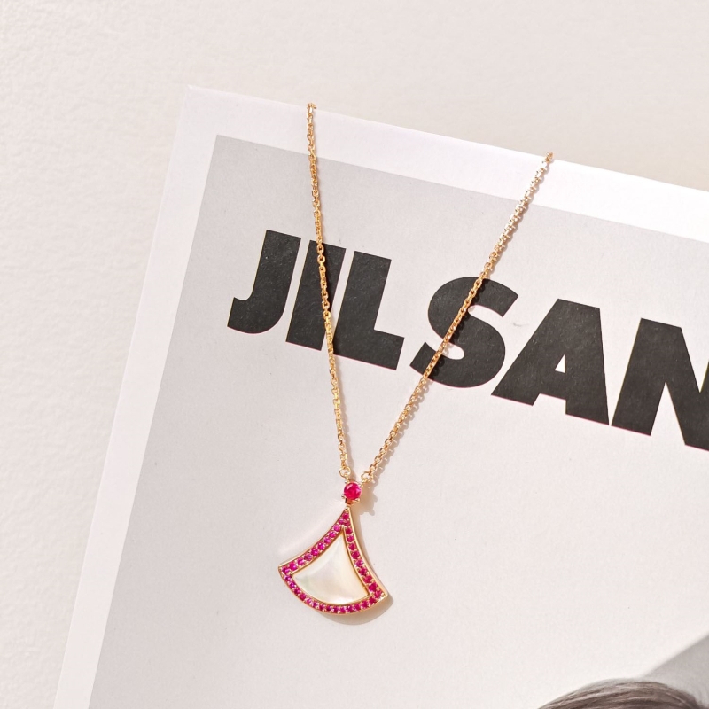 Bo*te*ga venenta necklaces